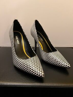 Nine West Black and White Triangle-Print Pointed Toe Pumps
